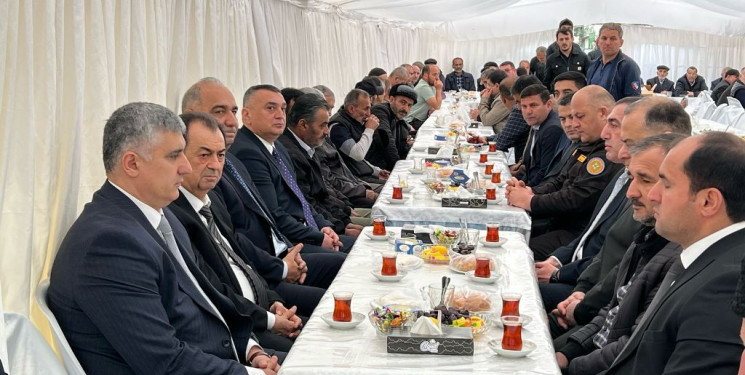 Taleh Qaraşov hərbi qulluqçu və itkin düşən balıqçının yas mərasimində iştirak edib