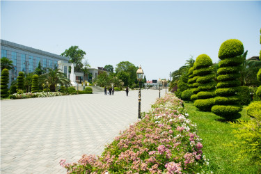 Heydər Əliyev parkı yaz fəslində