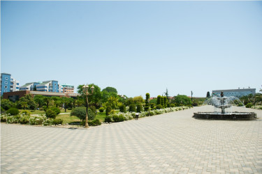 Heydər Əliyev parkı yaz fəslində