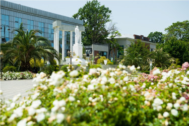 Heydər Əliyev parkı yaz fəslində