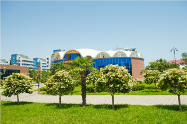 Heydər Əliyev parkı yaz fəslində