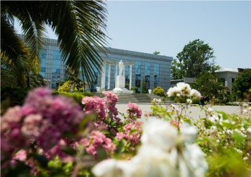 Heydər Əliyev parkı yaz fəslində