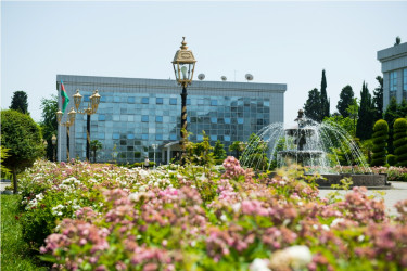 Heydər Əliyev parkı yaz fəslində