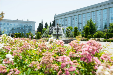 Heydər Əliyev parkı yaz fəslində