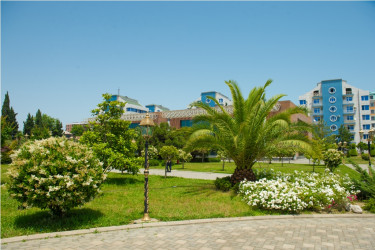 Heydər Əliyev parkı yaz fəslində